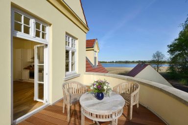 Gut Grubnow Rügen - Ferienwohnung 7 mit Seeblick und großem Balkon