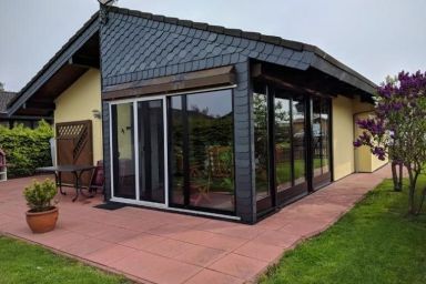 Helles Ferienhaus mit Wohlfühl-Wintergarten