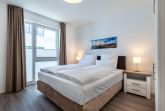 Schlafzimmer mit Boxspringbett (1,80 x 2,00 m)
