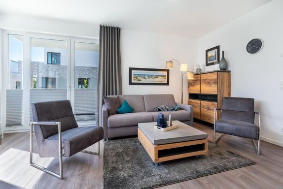 Wohn-/Essbereich mit Doppelschlafcouch, Couchtisch und Sesse