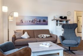 Wohn-/Essbereich mit Doppelschlafcouch, Couchtisch und Sesse