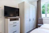 Schlafzimmer "1" mit Boxspringbett (1,80x2,00m), Kleiderschr