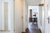 Flur mit Blick zum Wohn-/Essbereich