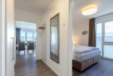 Wohnbereich mit Zugang zum Schlafzimmer und Essbereich