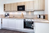 Offene KÃ¼che mit Backofen, GeschirrspÃ¼ler und Mikrowelle