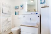 Badezimmer mit Waschtisch und WC