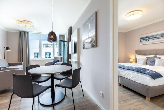 Wohn-/Essbereich mit Zugang zur Schlafzimmer
