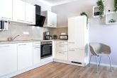 Offene KÃ¼che mit Backofen und GeschirrspÃ¼ler
