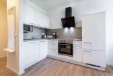 Offene KÃ¼che mit Backofen und GeschirrspÃ¼ler