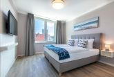 Schlafzimmer "1" mit Boxspringbett und Flatscreen-TV