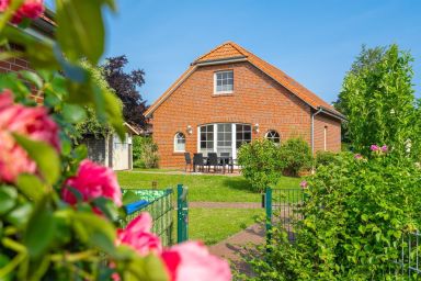Mittsommer - Schönes Ferienhaus (100qm) für 6 Personen mit Kamin, Garten und Wasserzugang
