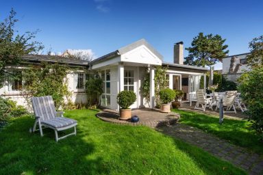 Haus Hideaway - Charmantes Ferienhaus für 4 Personen mit Terrasse, Stellplatz und WLAN