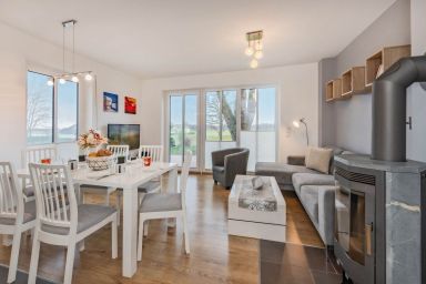 Ferienhaus Anemone mit Kamin und großer Sonnenterrasse - Moderne Doppelhaushälfte in Korswandt mit großem Garten – ruhig und naturnah
