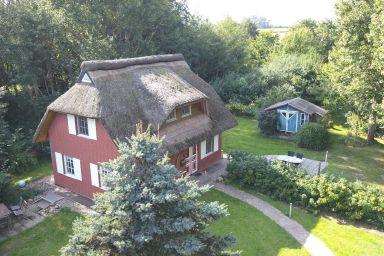 Idyllisches Reetdachhaus mit großem Garten
