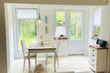 "Haus Skandevik" mit Terrasse und Garten