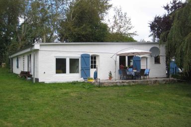 Ferienhaus mit Terrasse und großer Sonnenwiese