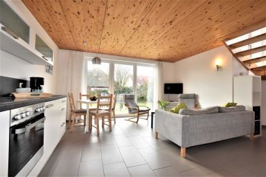 Ostsee Ferienhaus B&S mit Terrasse und Garten  OFC 10 - Ferienwohnung B&S rechts mit Terrasse und Garten