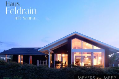 Schwarzes Ferienhaus an der Ostsee FELDRAIN - mit Sauna - Schwarzes Ferienhaus an der Ostsee FELDRAIN