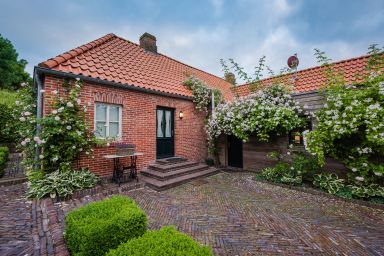 Deichhaus am Greetsieler Hafen / "Oma Geertje"