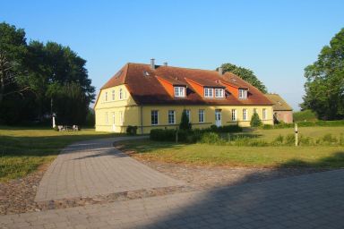 Gut Rattelvitz Parterre B, hochwertig, Sauna, Kamin, eTankstelle, Spielscheune, 15.000qm Parkland