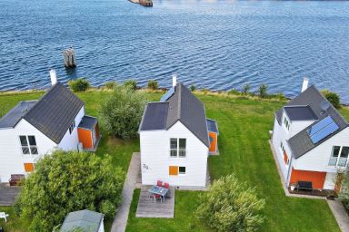 Ferienhaus An der Ostsee by Seeblick Ferien ORO, direkte Wasserlage,Sauna,E-Säule