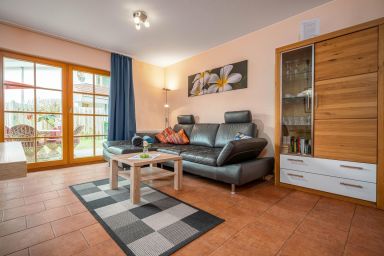 Ferienpark Freesenbruch - Komfortable Ferienwohnung mit Terrasse und beheiztem Indoor-Pool in Zingst