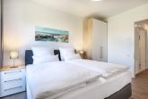 Schlafzimmer mit Boxspringbett und Kleiderschrank