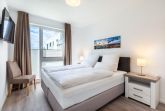 Schlafzimmer "1" mit Boxspringbett und TV