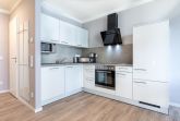 Offene KÃ¼che mit Backofen und GeschirrspÃ¼ler