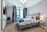 Schlafzimmer mit Zugang zur Loggia