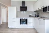 Offene KÃ¼che mit Backofen und GeschirrspÃ¼ler