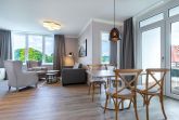 Wohn-/Essbereich mit Zugang zur Loggia