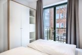 Schlafzimmer mit Doppelbett und Kleiderschrank