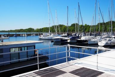 FLOATING 44 in Boltenhagen - Boot 4 - FLOATING 44 in Boltenhagen - festliegende Hausboot in der Weißen Wiek