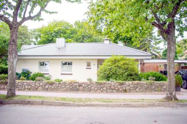 Waldstraße 15 - Ferienhaus mit 3 Zimmern in Wyk auf Föhr ca. 125 m² am Südstrand gelegen