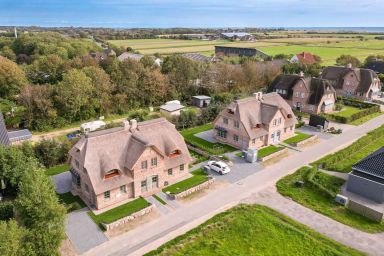 Reetruhe - Ferienhaushälfte Reetruhe mit Garten und moderner Ausstattung in Borgsum