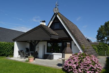 Nurdachhaus mit Anbau und großer überdachter Terrasse