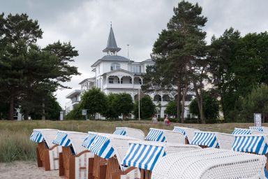 Ferienwohnung mit umlaufenden Garten und Terrasse für sechs Personen, direkter Strandzugang, Haustier erlaubt