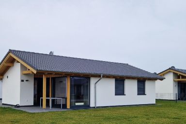 G16 Eingezäuntes Haus mit Terrasse und Garten