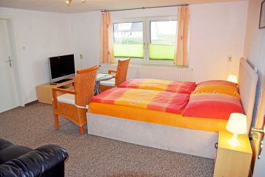 Ferienwohnungen unterm Reetdach in Plogshagen/Hiddensee - Ferienwohnung unterm Reetdach mit Terrasse Lee