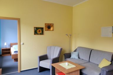 Gästehaus Niederhof - nur 50 Meter bis zum Boddenstrand - Kleine Ferienwohnung 4 Gartenblick