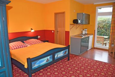 DEB 009 Appartementhaus auf Mönchgut, 300 m bis zum Strand - 01 Ferienappartement mit Terrasse