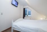 zweites Schlafzimmer mit Doppelbett und TV