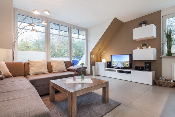 Wohnzimmer mit Ecksofa und TV