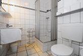 Badezimmer mit Dusche und WC
