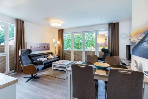 Wohn-/Essbereich mit Doppelschlafcouch, Couchtisch, Esstisch