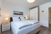 Schlafzimmer mit Boxspringbett und Kleiderschrank
