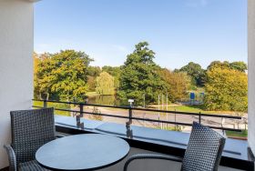 Ãberdachte Loggia mit Blick zum Godewindpark
