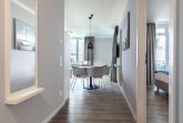 Flur mit Blick zum Wohn-/Essbereich und Schlafzimmer