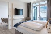 Schlafzimmer mit Zugang zum Wohn-/Essbereich